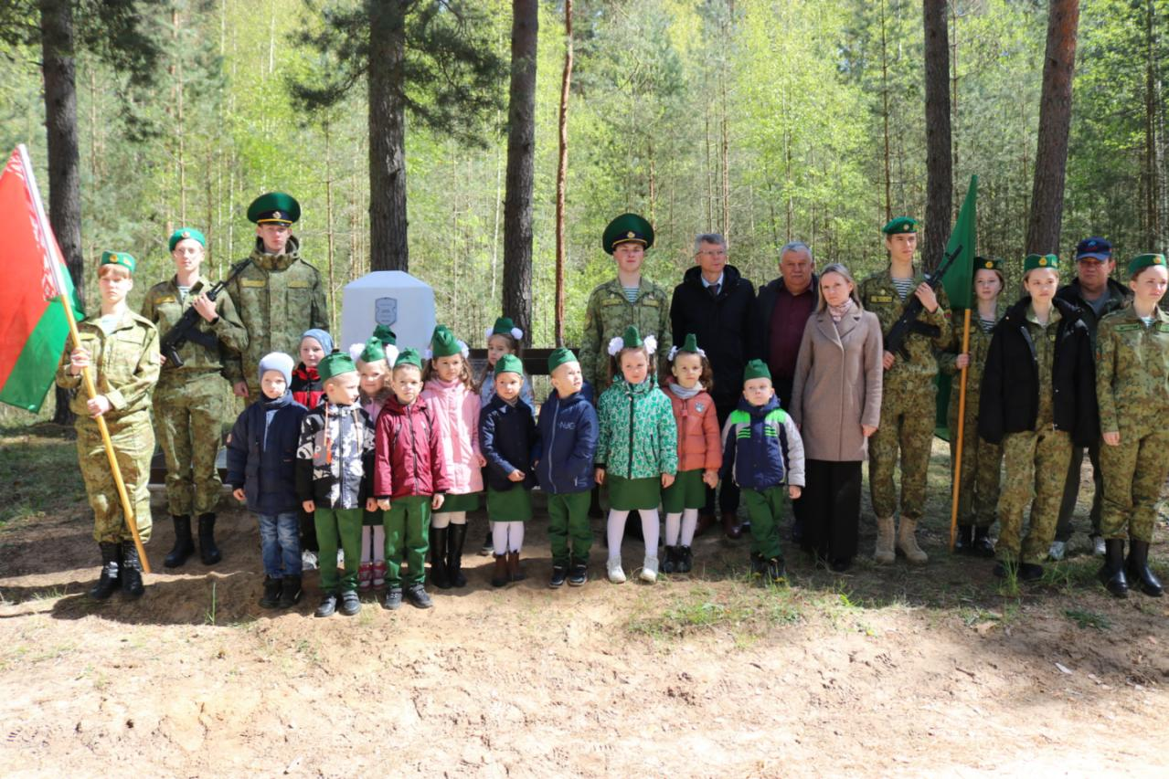В преддверии 80-летия Победы в лесу у деревни Кашицы возле места братского захоронения мирных жителей, которые были расстреляны в годы немецкой оккупации, заложена капсула с наказом потомкам.